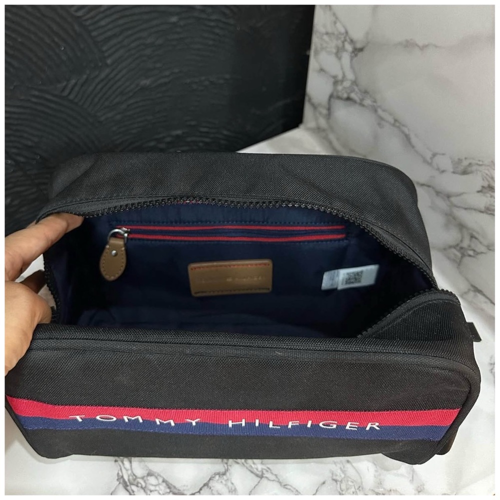 Tommy Hilfiger • Men's Toiletry Travel Bag - Picture 3 of 3